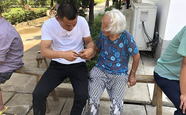 愛滿福利院，湖北昌利員工端午節(jié)前送溫暖