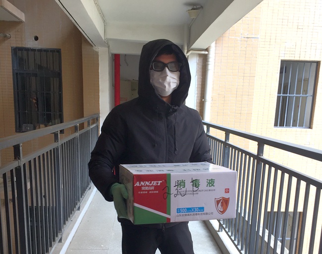 湖北昌利的這個普通家庭，一家三口都是志愿者