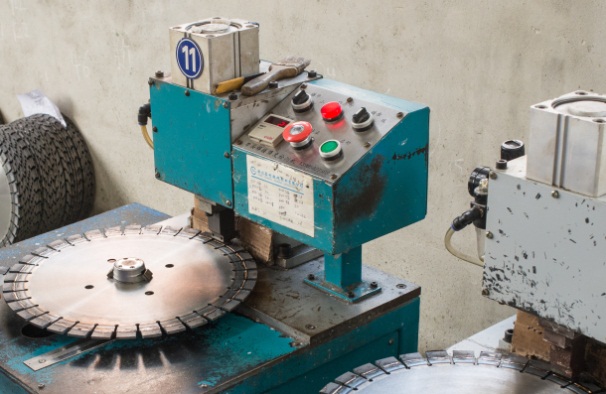 石材切割片鋸機軸的精度應(yīng)該如何檢驗調(diào)整呢？